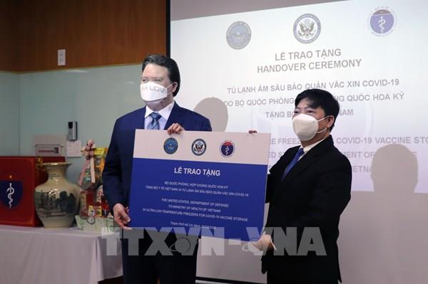 Bộ Y tế tiếp nhận tủ đông âm sâu bảo quản vaccine từ Bộ Quốc phòng Hoa Kỳ