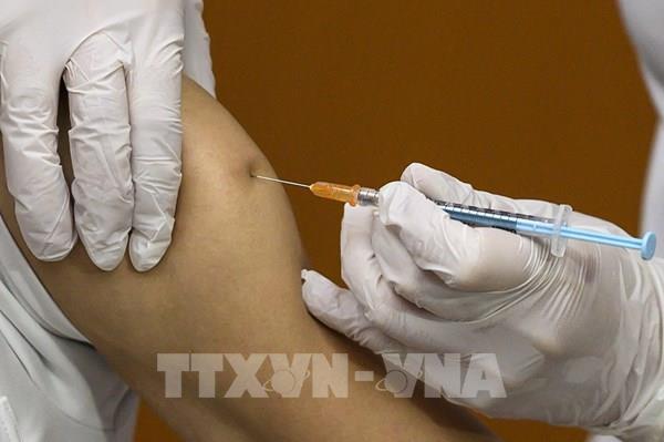 Người bị sốt sau khi tiêm 2 mũi vaccine sẽ có kháng thể nhiều hơn