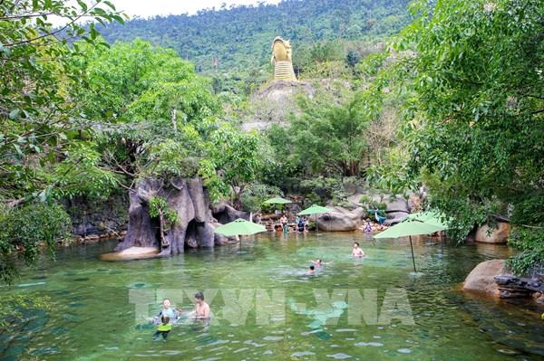 Công viên suối khoáng nóng Núi Thần Tài hút du khách