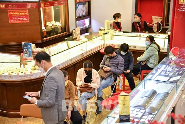 Giá vàng trong nước "phi mã" vượt mốc 73 triệu đồng/lượng