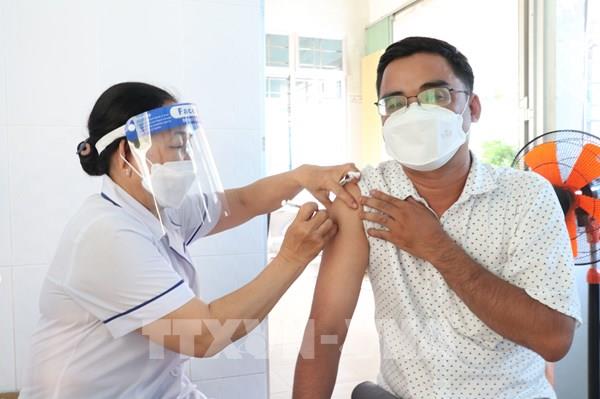 Những bóng hồng blouse trắng nơi tuyến đầu chống dịch