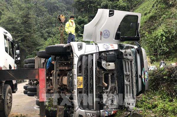 Lật xe trên đèo Lò Xo, hai người thương vong