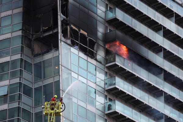 Cháy lớn tại một tòa nhà thương mại 21 tầng ở London