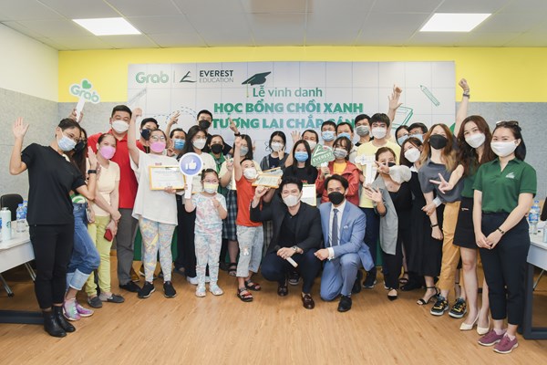 Grab Việt Nam và Everest Education trao học bổng cho con em đối tác