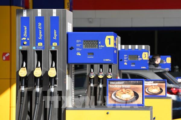 Giá dầu Brent "nhảy vọt" lên hơn 120 USD/thùng