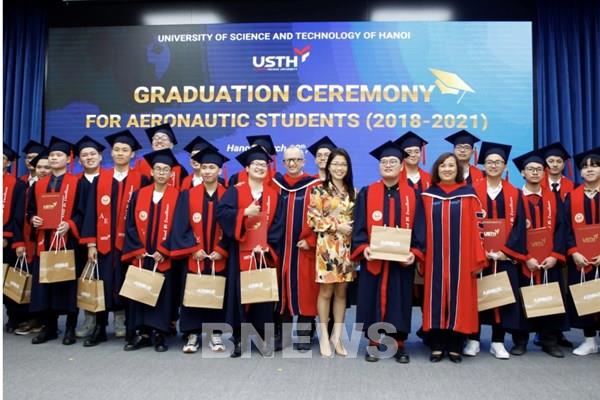 Những học viên đầu tiên tốt nghiệp khoa hàng không tại Đại học USTH do Airbus tài trợ