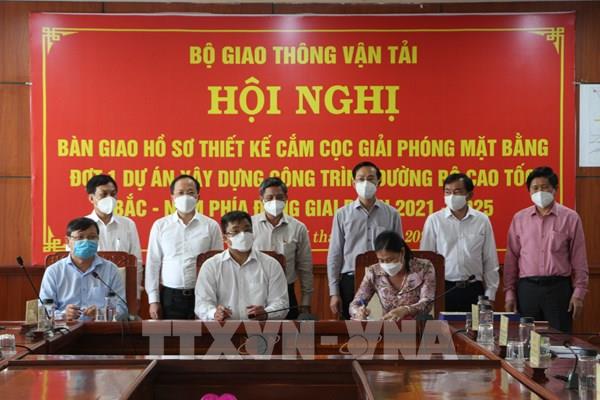 Bàn giao hồ sơ thiết kế cắm cọc giải phóng mặt bằng Dự án đường bộ cao tốc Bắc – Nam