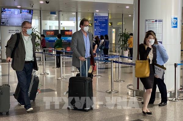 Hình ảnh khách quốc tế đến Hà Nội trong ngày đầu mở cửa đón khách du lịch