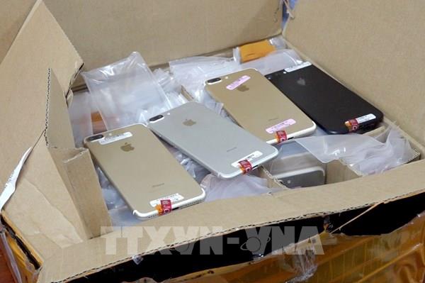 Tạm giữ hàng trăm điện thoại Iphone đã qua sử dụng không rõ nguồn gốc