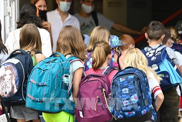 Đức bỏ dần quy định đeo khẩu trang trong trường học