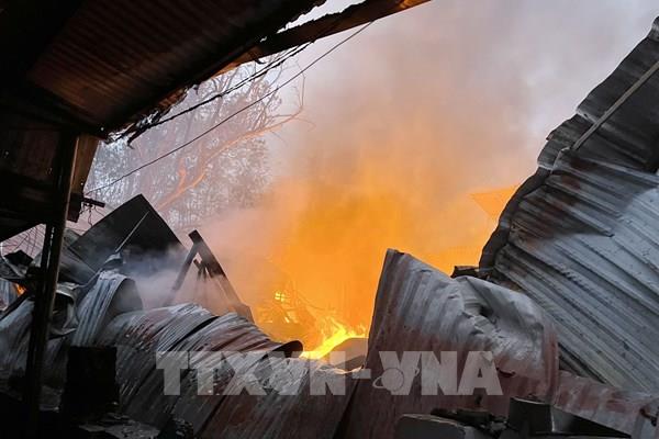 Cháy dãy xưởng sản xuất tại quận Hoàng Mai (Hà Nội)