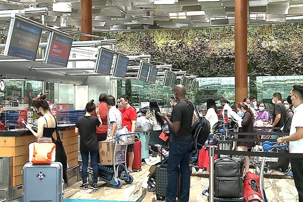 Chuyến bay Vietnam Airlines chở những du khách quốc tế đầu tiên đến Việt Nam