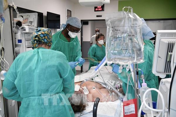 Triệu chứng nhiễm Omicron gây tác động khác nhau ở nam giới và nữ giới