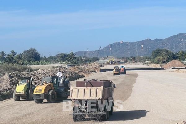 Bộ Giao thông Vận tải tăng tốc giải quyết vật liệu đất đắp cho cao tốc Bắc - Nam  