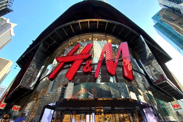 Thương hiệu thời trang H&M cắt giảm 1.500 việc làm để tiết kiệm chi phí