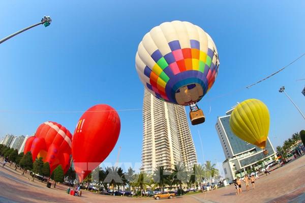 Biểu diễn bay khinh khí cầu thu hút du khách