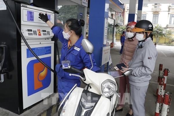 Thủ tướng yêu cầu theo dõi kỹ thông tin nhập khẩu xăng dầu từ Malaysia