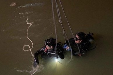 Trắng đêm tìm kiếm người và xe ô tô bị rơi xuống sông