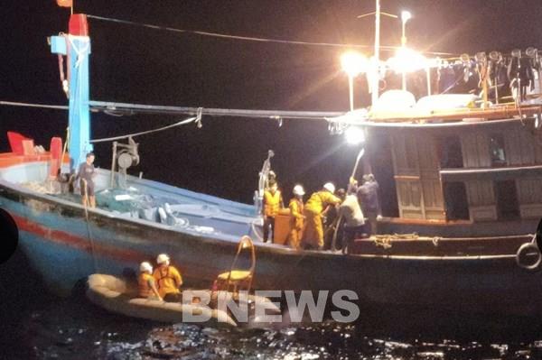 Cứu nạn khẩn cấp thuyền viên tàu QNg 98888TS bị tai nạn tại vùng biển quần đảo Hoàng Sa