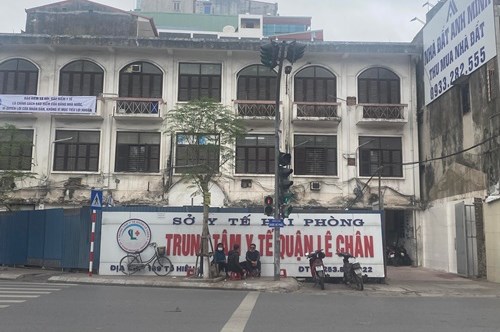 Buộc thôi việc viên chức bị tố đòi tiền mới cho F0 đi viện