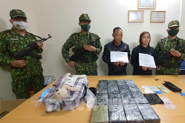 Phối hợp bắt giữ hai đối tượng vận chuyển 32 bánh heroin