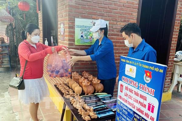 Độc đáo chương trình đổi rác thải nhựa lấy quà lưu niệm