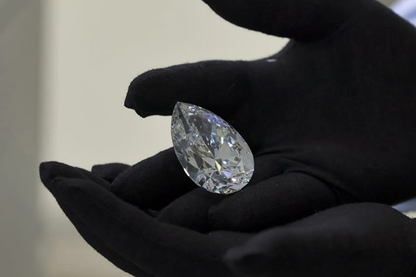 Trưng bày viên kim cương trắng khổng lồ trước khi bán đấu giá