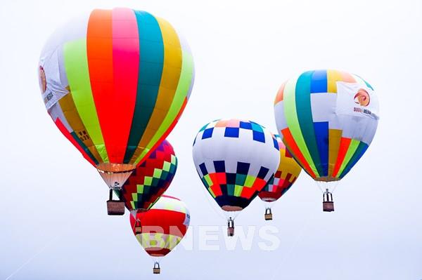 Người dân Hà Nội hồ hởi với ngày hội khinh khí cầu