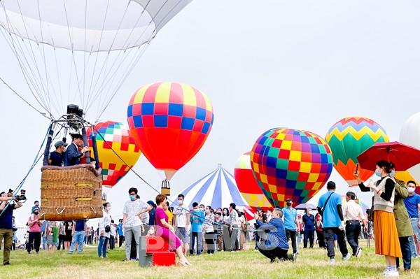 Hà Nội tạm dừng dịch vụ trải nghiệm bay trên khinh khí cầu