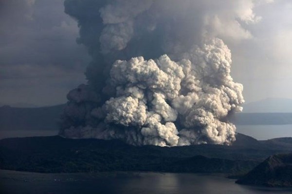 Philippines: Hàng nghìn người phải sơ tán vì núi lửa Taal phun trào