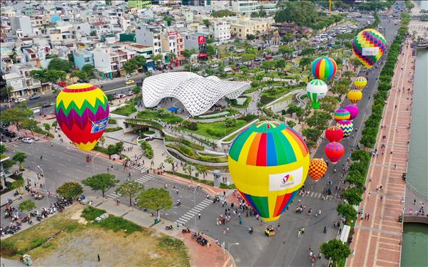 Khinh khí cầu khoe sắc chào đón khách quốc tế trở lại