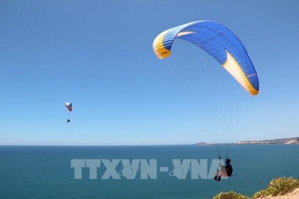 Đặc sắc bay dù lượn mạo hiểm tại Bình Thuận