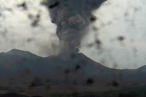 Nhật Bản phát cảnh báo núi lửa phun trào