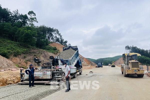 Cận cảnh thi công cao tốc Cam Lộ - La Sơn