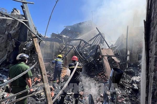 Dập tắt vụ cháy tại nhà kho ở thành phố Long Xuyên, An Giang