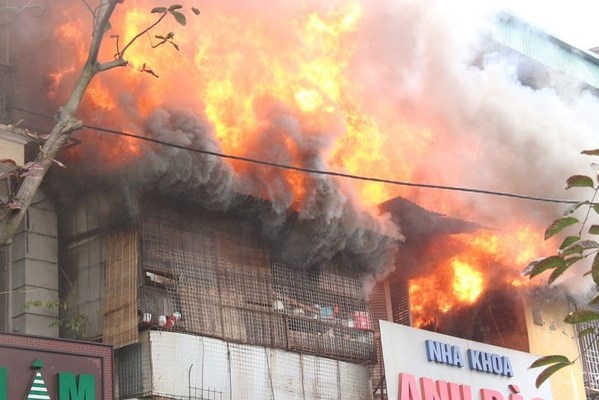 Cháy lớn ở phố cổ Bát Đàn (Hoàn Kiếm), làm 1 người tử vong