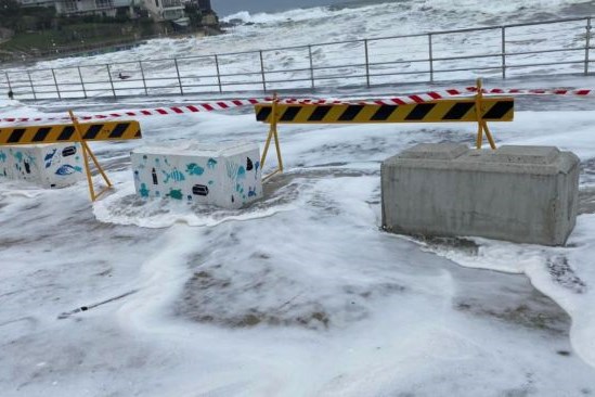 Sóng lớn "nuốt chửng" bãi biển Bondi trứ danh ở Australia