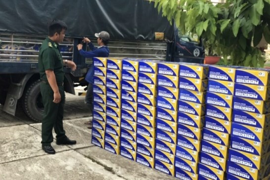 Bắt quả tang đối tượng mua bán vận chuyển hàng lậu qua biên giới