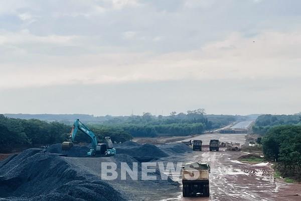 Cận cảnh thi công cao tốc Phan Thiết - Dầu Giây