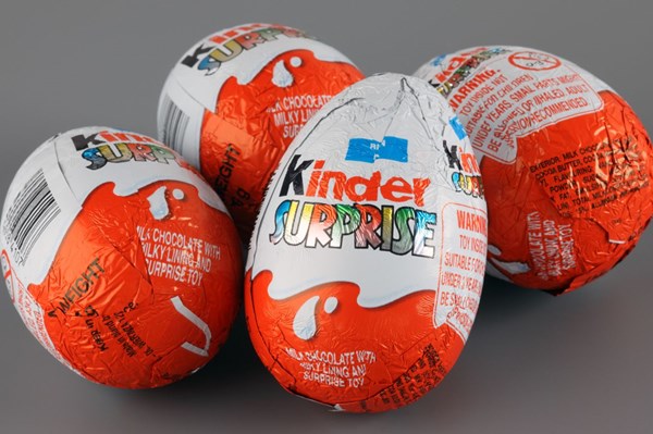 Ferrero thu hồi toàn bộ trứng chocolate Kinder Surprise tại Anh