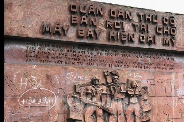 Yêu cầu bảo vệ nguyên trạng bức phù điêu đắp nổi hình ảnh dân quân tự vệ bảo vệ Thủ đô