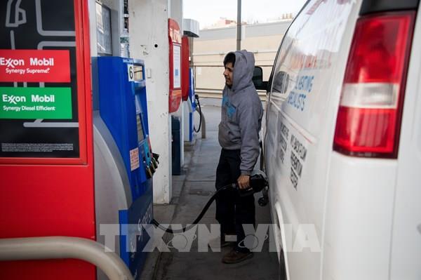 Giá xăng trung bình tại Mỹ lần đầu tiên vượt mốc 5 USD/gallon
