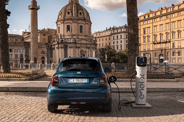 Italy chi 700 triệu USD thúc đẩy việc sử dụng xe điện