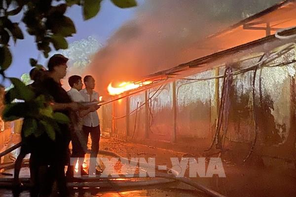 Quảng Ninh: Cháy chợ Hạ Long 1, thiêu rụi hơn 30 gian hàng