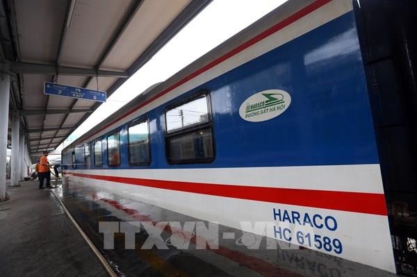 Tàu khách Lào Cai chạy lại sau nhiều tháng tạm dừng