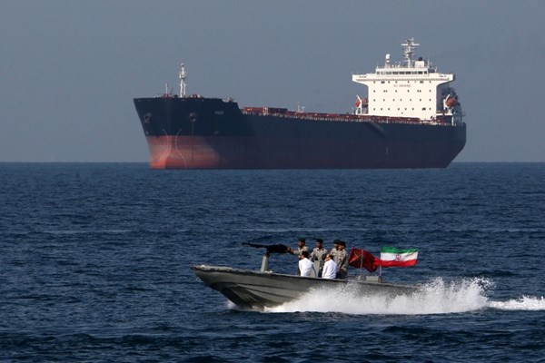 Iran bắt giữ tàu buôn lậu nhiên liệu, tạm giữ 11 người