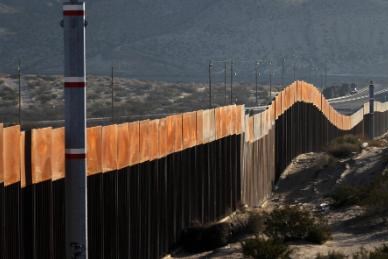 Mexico thiệt hại 8 triệu USD/ngày do các biện pháp an ninh cửa khẩu của Mỹ