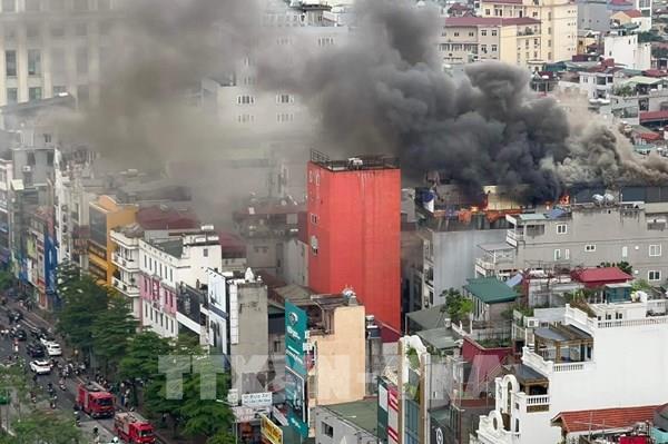 Hà Nội: Cháy tại tầng 8 ngôi nhà nằm sâu trong ngõ ở phường Thổ Quan