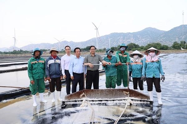 Thủ tướng Phạm Minh Chính thăm một số cơ sở kinh tế, xã hội, quốc phòng tại tỉnh Ninh Thuận