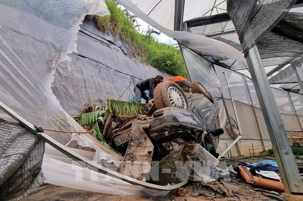 Ô tô mất lái, lao xuống vực sâu, 2 người bị thương nặng